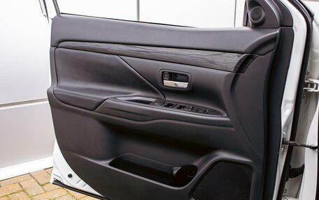 Mitsubishi Outlander III рестайлинг 3, 2018 год, 1 595 000 рублей, 12 фотография