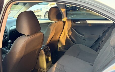 Volkswagen Jetta VI, 2011 год, 900 000 рублей, 11 фотография