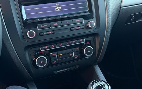 Volkswagen Jetta VI, 2011 год, 900 000 рублей, 12 фотография