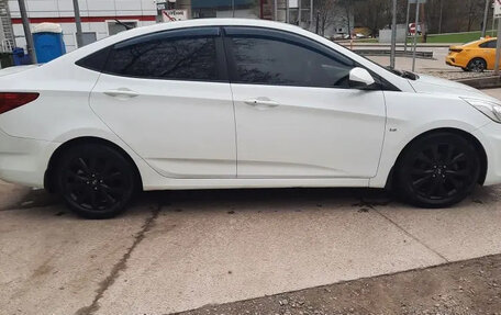 Hyundai Solaris II рестайлинг, 2014 год, 1 070 000 рублей, 2 фотография