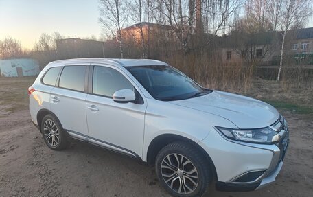 Mitsubishi Outlander III рестайлинг 3, 2016 год, 1 750 000 рублей, 2 фотография