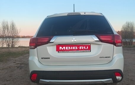 Mitsubishi Outlander III рестайлинг 3, 2016 год, 1 750 000 рублей, 4 фотография
