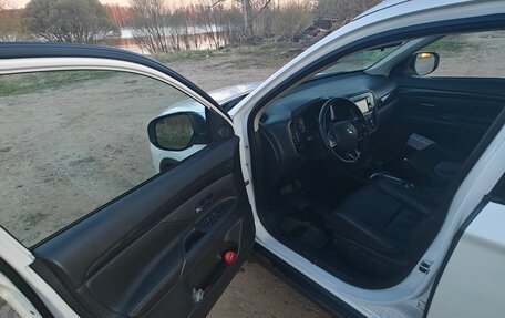 Mitsubishi Outlander III рестайлинг 3, 2016 год, 1 750 000 рублей, 10 фотография