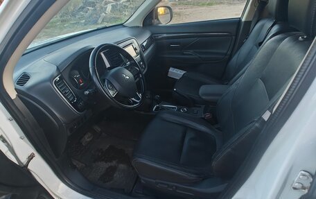 Mitsubishi Outlander III рестайлинг 3, 2016 год, 1 750 000 рублей, 11 фотография