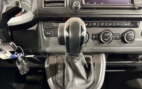 Volkswagen Caravelle T6 рестайлинг, 2018 год, 3 290 000 рублей, 20 фотография