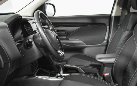 Mitsubishi Outlander III рестайлинг 3, 2019 год, 1 925 000 рублей, 10 фотография