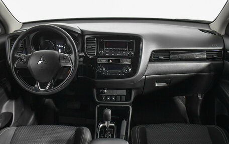 Mitsubishi Outlander III рестайлинг 3, 2019 год, 1 925 000 рублей, 13 фотография