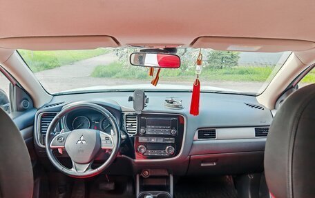 Mitsubishi Outlander III рестайлинг 3, 2014 год, 1 460 000 рублей, 9 фотография