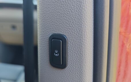 Volkswagen Multivan, 2023 год, 6 200 000 рублей, 28 фотография