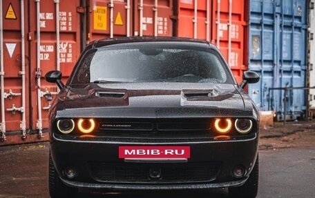 Dodge Challenger III рестайлинг 2, 2017 год, 3 850 000 рублей, 3 фотография