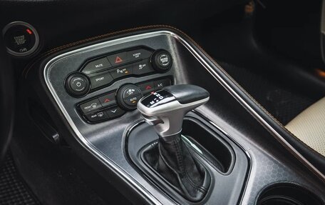 Dodge Challenger III рестайлинг 2, 2017 год, 3 850 000 рублей, 26 фотография