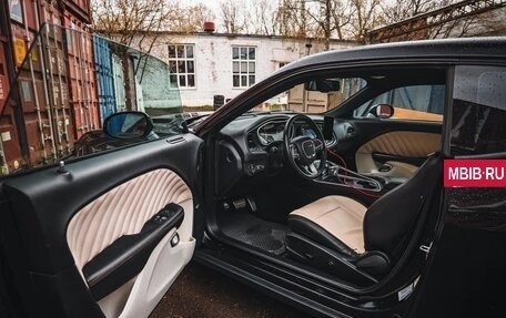 Dodge Challenger III рестайлинг 2, 2017 год, 3 850 000 рублей, 21 фотография