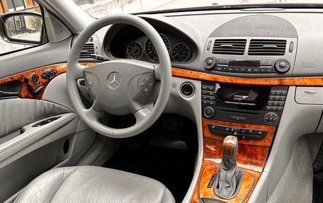 Mercedes-Benz E-Класс, 2005 год, 979 000 рублей, 31 фотография