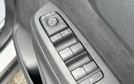 Toyota Yaris Cross, 2024 год, 1 600 000 рублей, 29 фотография