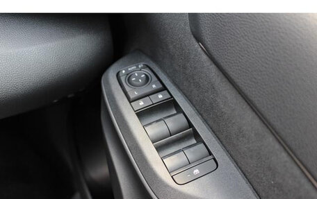 Toyota Yaris Cross, 2024 год, 1 800 000 рублей, 30 фотография