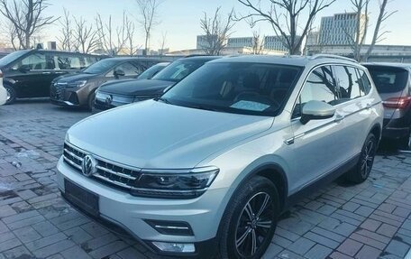 Volkswagen Tiguan II, 2023 год, 2 500 000 рублей, 1 фотография