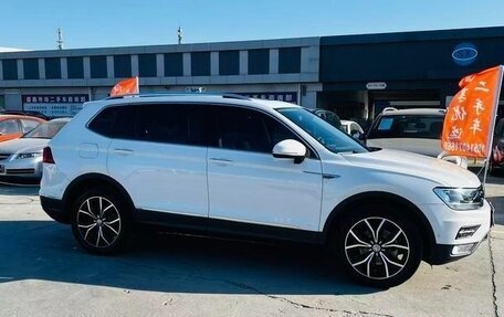 Volkswagen Tiguan II, 2023 год, 2 500 000 рублей, 4 фотография