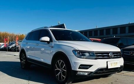 Volkswagen Tiguan II, 2023 год, 2 500 000 рублей, 3 фотография