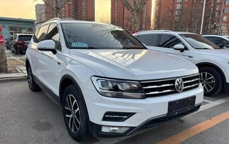 Volkswagen Tiguan II, 2023 год, 2 500 000 рублей, 2 фотография