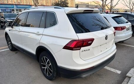 Volkswagen Tiguan II, 2023 год, 2 500 000 рублей, 4 фотография