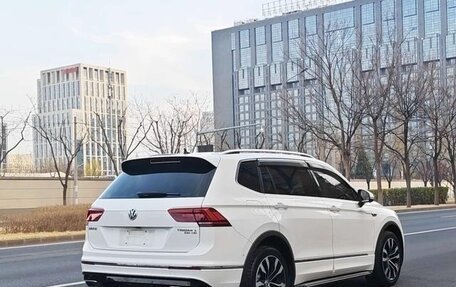 Volkswagen Tiguan II, 2023 год, 2 500 000 рублей, 5 фотография