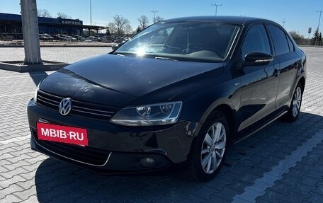 Volkswagen Jetta VI, 2013 год, 880 000 рублей, 2 фотография