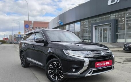Mitsubishi Outlander III рестайлинг 3, 2022 год, 2 500 000 рублей, 3 фотография