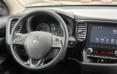 Mitsubishi Outlander III рестайлинг 3, 2022 год, 2 500 000 рублей, 15 фотография