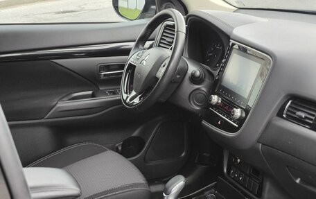 Mitsubishi Outlander III рестайлинг 3, 2022 год, 2 500 000 рублей, 14 фотография