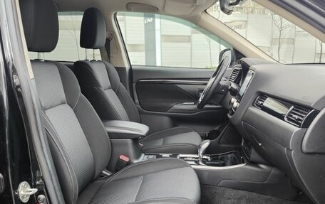 Mitsubishi Outlander III рестайлинг 3, 2022 год, 2 500 000 рублей, 13 фотография