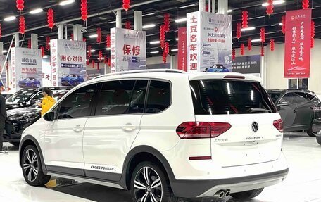 Volkswagen Touran III, 2023 год, 1 620 000 рублей, 5 фотография