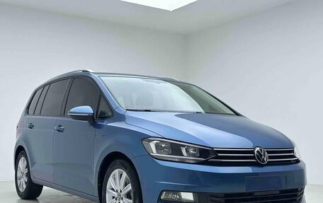 Volkswagen Touran III, 2022 год, 1 600 000 рублей, 2 фотография