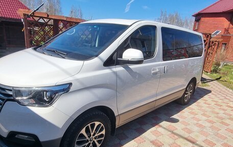 Hyundai Grand Starex Grand Starex I рестайлинг 2, 2018 год, 4 500 000 рублей, 3 фотография