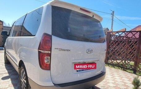 Hyundai Grand Starex Grand Starex I рестайлинг 2, 2018 год, 4 500 000 рублей, 2 фотография