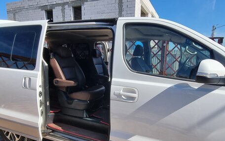 Hyundai Grand Starex Grand Starex I рестайлинг 2, 2018 год, 4 500 000 рублей, 18 фотография