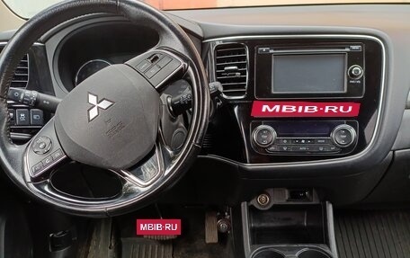 Mitsubishi Outlander III рестайлинг 3, 2016 год, 1 550 000 рублей, 10 фотография