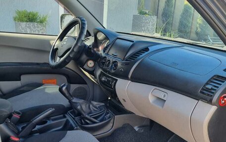 Mitsubishi L200 IV рестайлинг, 2012 год, 1 050 000 рублей, 6 фотография