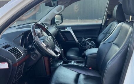 Toyota Land Cruiser Prado 150 рестайлинг 2, 2015 год, 4 000 000 рублей, 11 фотография