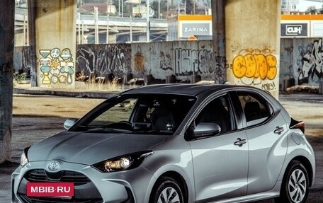 Toyota Yaris, 2021 год, 1 300 000 рублей, 3 фотография