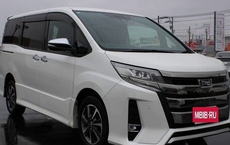 Toyota Noah III, 2021 год, 1 940 000 рублей, 3 фотография