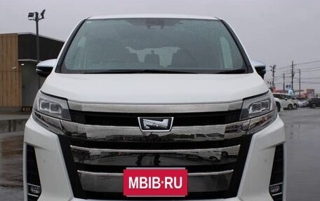 Toyota Noah III, 2021 год, 1 940 000 рублей, 2 фотография