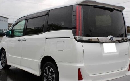 Toyota Noah III, 2021 год, 1 940 000 рублей, 5 фотография