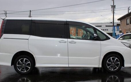 Toyota Noah III, 2021 год, 1 940 000 рублей, 8 фотография