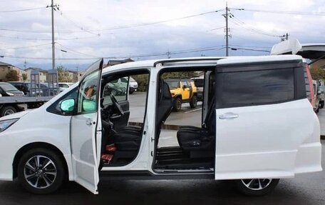 Toyota Noah III, 2021 год, 1 940 000 рублей, 11 фотография