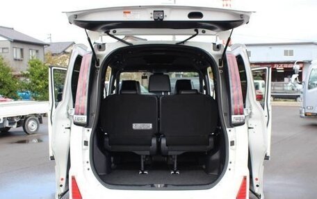 Toyota Noah III, 2021 год, 1 940 000 рублей, 9 фотография