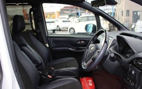 Toyota Noah III, 2021 год, 1 940 000 рублей, 13 фотография