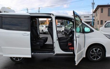 Toyota Noah III, 2021 год, 1 940 000 рублей, 10 фотография