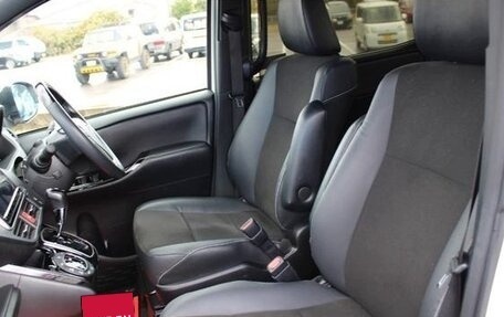 Toyota Noah III, 2021 год, 1 940 000 рублей, 29 фотография