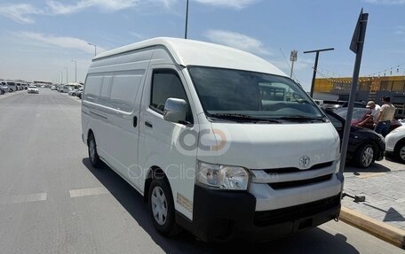 Toyota HiAce H200, 2015 год, 2 900 000 рублей, 1 фотография
