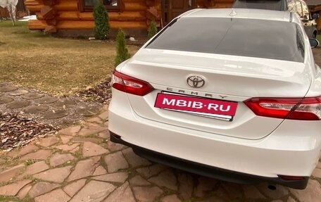 Toyota Camry, 2021 год, 2 600 000 рублей, 2 фотография